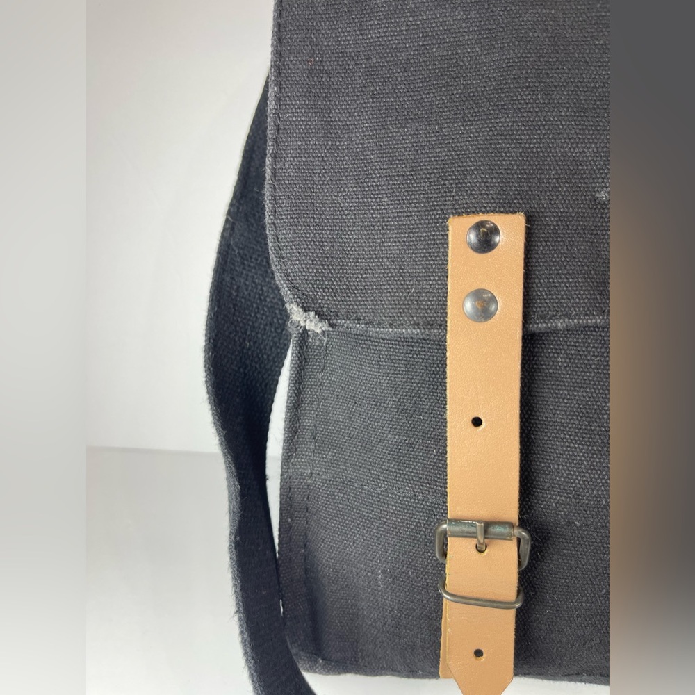 Military vintage-style canvas medic crossbody messenger bag - Picture 4 of 13